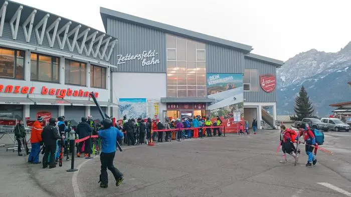 An Stoßtagen fahren morgens schon vor der offiziellen Betriebszeit Gruppen zum Zettersfeld auf