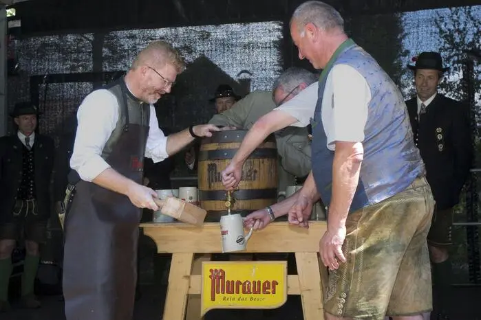 Nach der musikalischen Eröffnung durch die Musikvereine Kleinlobming und St. Margarethen erfolgte der traditionelle Bieranstich durch die Oberlandler.