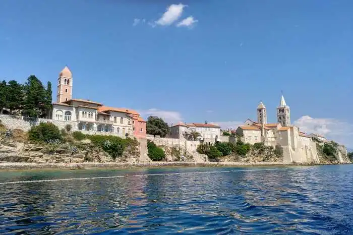 Die Stadt Rab lädt zum Bummeln ein. Außerdem hat die Hauptstadt der Insel auch jede Menge Sehenswürdigkeiten zu bieten.