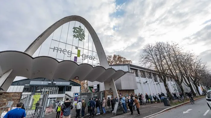 Warteschlange vor der offiziellen Grazer Teststraße am Messegelände.