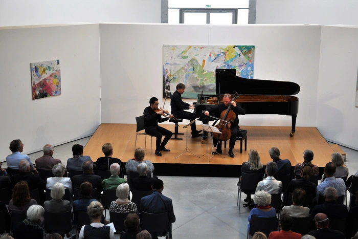 Die Sonusiade im dreieckigen Sonderausstellungsraum des Museums ist eine Kammermusik-Reihe, die im Jahre 2017 auf Initiative von Herbert Liaunig unter der künstlerischen Leitung von Janez Gregorič gestartet wurde.