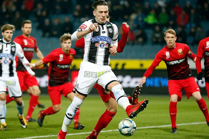 Dario Maresic spielt seit April in der Bundesliga für den SK Sturm Graz. Beim Debüt war er erst 17, der mittlerweile 18-Jährige ist aber schon jetzt das Herzstück der schwarz-weißen Abwehr. Hier geht es zur Abstimmung. Nur mehr bis 31. Dezember.