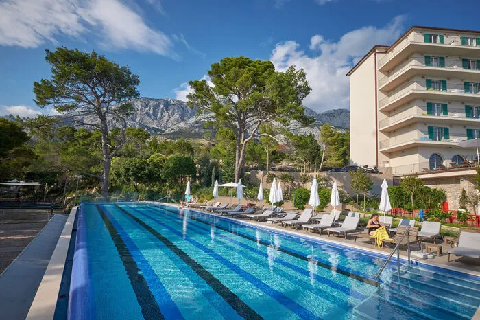 Der jugoslawische Staatschef Josip Broz Tito ließ in den Nachkriegsjahren nahe dem kleinen Ort Tucepi ein Hotel für seinen Geheimdienst errichten, später logierten hier zivile Gäste - es war das erste Hotel an der kroatischen Adriaküste überhaupt. Zerstört im Jugoslawienkrieg in den 1990er-Jahren, stand es lange Zeit leer, diente zeitweise als Flüchtlingsquartier und verfiel mehr und mehr. Seit Juni 2017 ist das zum Teil unter Denkmalschutz stehende Hotel im Bauhausstil zu neuem Leben erwacht.
