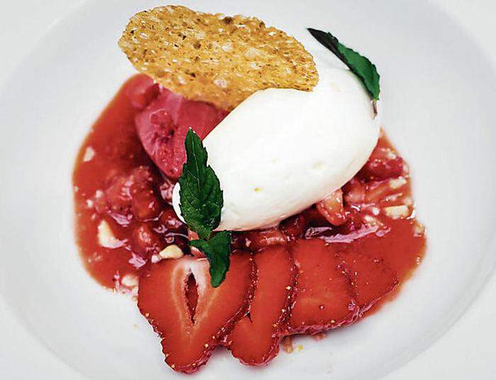 Cremiges Panna-cotta-Nockerl mit Korianderhippe und marinierten Erdbeeren