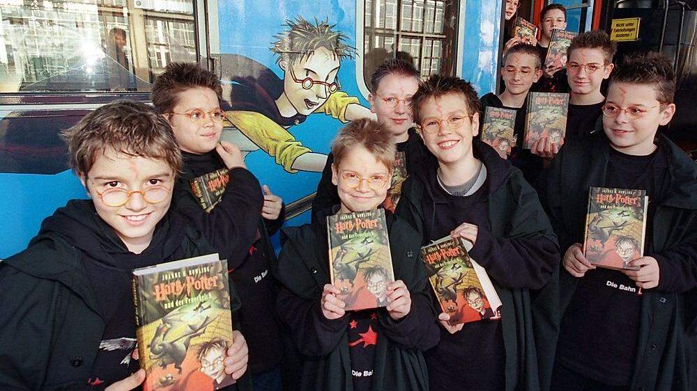 Bei jedem Band ähnliche Bilder: Junge Leser harrten 2000 erfolgreich &quot;Harry Potter und der Feuerkelch&quot;