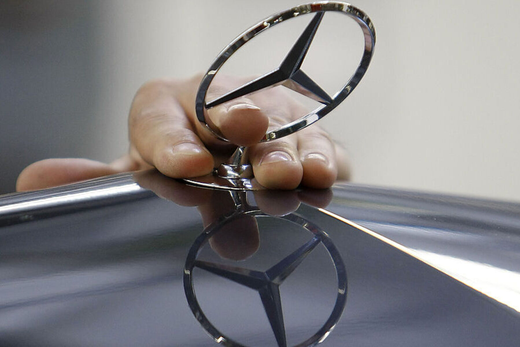 Auto gestohlen: Teenager zündeten Feuerwerk in einem Mercedes