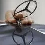 ARCHIV - Ein Mitarbeiter der Daimler AG montiert  am 16. Juli 2009 im Mercedes-Werk in Sindelfingen, Baden-Wuerttemberg, den Mercedes-Stern auf die Motorhaube eines Fahrzeuges der Mercedes-Benz E-Klasse. Die Autobauer Daimler und Renault-Nissan haben eine weitreichende strategische Kooperation vereinbart. Sie soll beiden Konzernen schnell Vorteile auf einer Reihe von konkreten Projekten bringen, wie die Unternehmen am Mittwoch, 7. April 2010, in Bruessel mitteilten. (AP Photo/Thomas Kienzle, file) --- FILE - -An employee of the Daimler AG mounts the Mercedes star on the hood of a car of the Mercedes-Benz E-class  on the production line in the Mercedes-Benz site in Sindelfingen, Germany,  July 16, 2009.  (AP Photo/Thomas Kienzle,file)