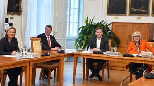 Beate Palfrader (rechts) mit Vertretern des Wohnbauförderungskuratoriums