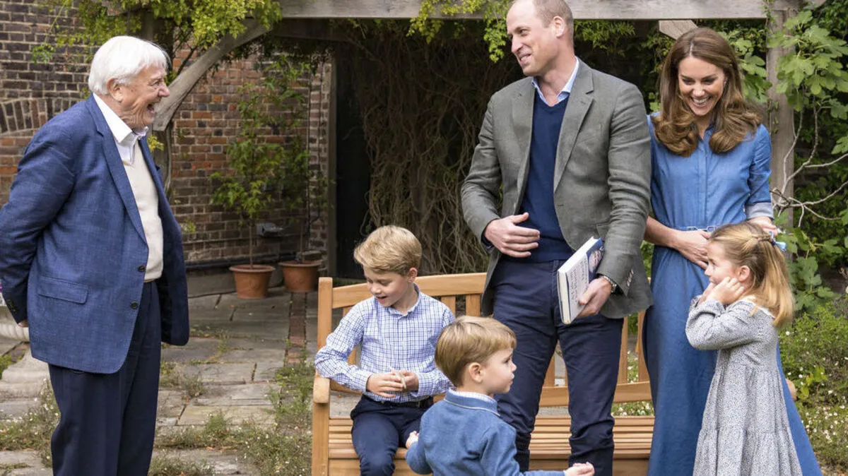 Prinz George (sitzend) mit seiner Familie und Sir David Attenborough (links) 