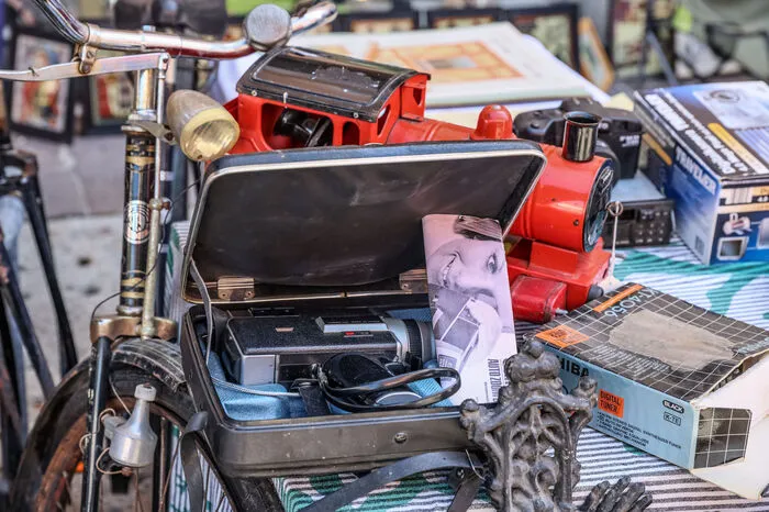 Alte Kameras, Schreibmaschinen und vieles mehr gibt es am Flohmarkt zu entdecken.