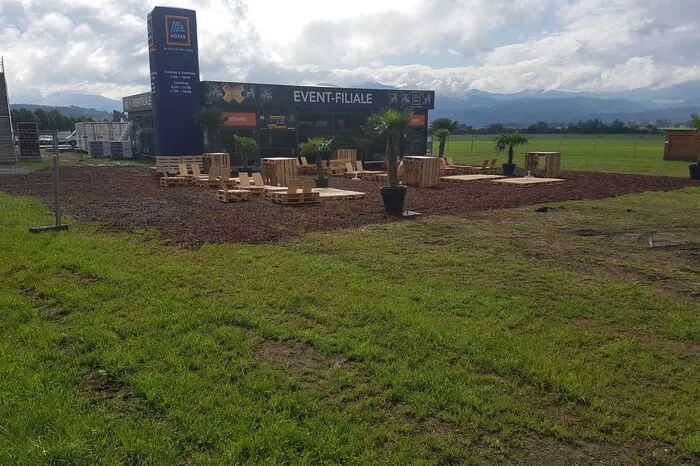 Auf der grünen Wiese finden heuer zwar keine Konzerte statt (das Konzertgelände wurde in den F1-Fan-Village verlegt), dafür hat sich hier Hofer mit seiner Event-Filiale positioniert. Im Vorjahr sorgten die Angebote des Discounters für Unmut bei regionalen Händlern.