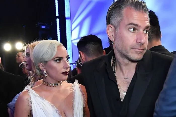 ...dazu hätte auch gepasst, dass sich Lady Gaga (33) bereits im Februar dieses Jahres von ihrem Verlobten Christian Carino (50) getrennt hatte. Mittlerweile ist es aber klar: Aus Cooper und Lady Gaga ist kein Paar geworden.