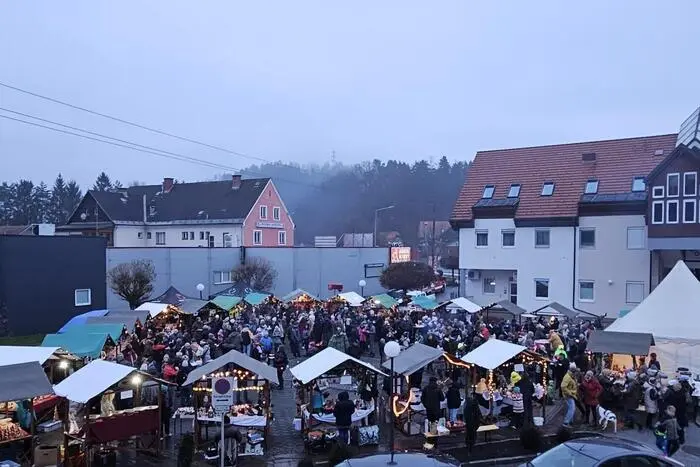 So waren unter den rund 500 Gästen, die den Markt über die Nachmittags- und Abendstunden hinweg besuchten, auch zahlreiche Gäste aus Graz, dem Murtal und Kärnten mit Bussen angereist.