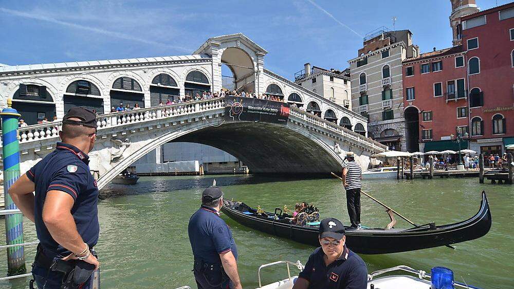 Reger Betrieb auf Venedigs Brücken und Gassen