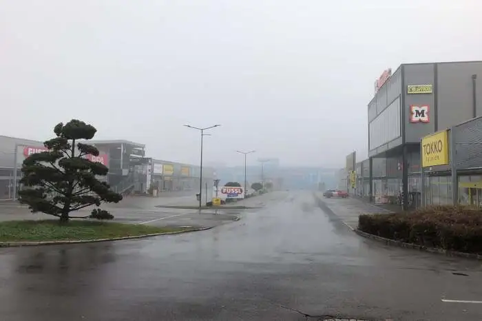 Die Arena am Waldfeld in Fohnsdorf, das größte Einkaufszentrum in der Obersteiermark, liegt verlassen im Nebel