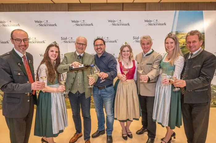 Weinhoheiten Marlene Prugmaier, Sophie Friedrich und Katrin Strohmaier (v. l.) mit Michael Gradischnig, Hans Seitinger, Stefan Potzinger, Werner Luttenberger und Franz Titschenbacher