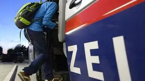 ABD0039_20150819 - PARNDORF - ÖSTERREICH: THEMENBILD - THEMENBILD - Illustration zum Thema "Asyl/Flüchtlinge/Schlepper": Ein Flüchtling, der am Dienstag, 18. August 2015, von der Polizei aufgegriffen wurde, am Bahnhof in Parndorf. - FOTO: APA/HANS KLAUS TECHT