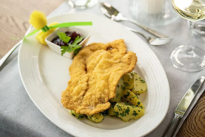 Das Wiener Schnitzel aus der Pfanne gibt es alternativ vom Schwein, Huhn oder Kalb.