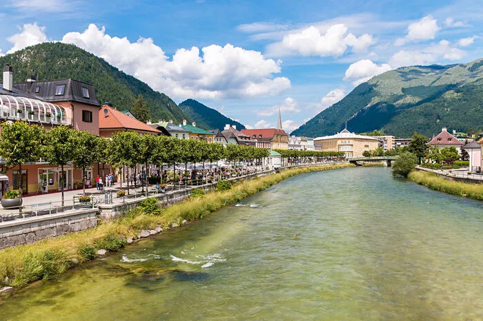 Bad Ischl: Nach Bad Ischl, sozusagen der Hauptstadt des Salzkammerguts, zog sich der letzte Kaiser samt Hofstaat Sommer für Sommer zurück, die bessere Wiener Gesellschaft im Schlepptau. Was sich einst nur die Oberschicht leisten konnte, wird heute zum Sehnsuchtsort für jedermann und jedefrau.