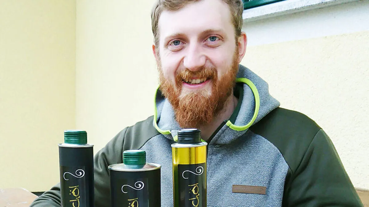 Der junge Landwirt Hannes Haßler vulgo Binder aus Altendorf mit seinem selbst produzierten Kürbiskernöl
