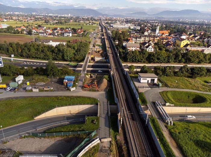 Die Baustelle bei Feldkirchen: Neben der bestehenden Bahnbrücke über die Autobahn wird eine weitere errichtet. Die Koralmbahn wird dort künftig mit vier Gleisen geführt