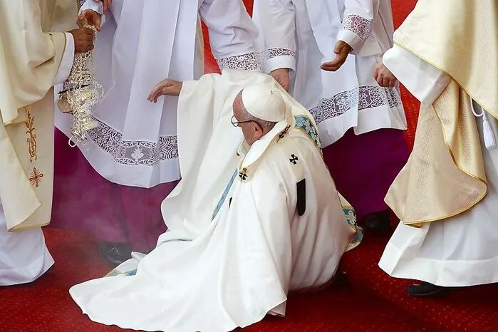 Einen kurzen Schrecken jagte der Papst den Pilgern ein, als er zu Beginn der Open-Air-Messe an einem Absatz stolperte und stürzte. Der 79-Jährige konnte sich jedoch mit Hilfe von zwei Begleitern rasch wieder aufrichten und hielt anschließend augenscheinlich unverletzt die Predigt.