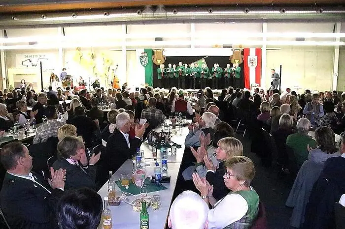 Und wie immer, wenn Stallhofener Vereine zu Veranstaltungen laden, war die große Halle des Freizeitzentrums voll besetzt