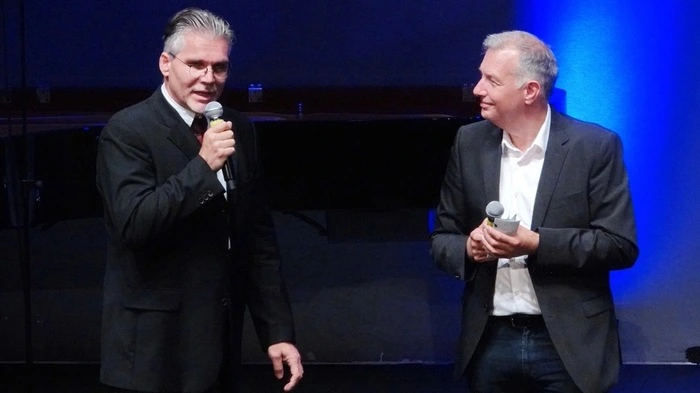 Herzlich begrüßten der Leiter des Kunsthauses Weiz Johann König und der Geschäftsführer und Organisationsleiter des steirischen Kammermusikfestivals Holger Hütter die zahlreich gekommenen Konzertbesucher.