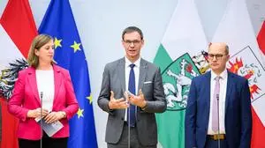 ABD0168_20251128 - WIEN - ÖSTERREICH: Sts. Barbara Eibinger-Miedl (ÖVP), Landeshauptmann von Vorarlberg, Markus Wallner (ÖVP) und Gemeindebund-Präsident Johannes Pressl anlässlich einer Pressekonferenz im Rahmen der Verhandlungen zum Stabilitätspakt zwischen Bund und Ländern am Freitag, 28. November 2025, in Wien. - FOTO: APA/MAX SLOVENCIK