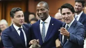 Fergus (Mitte) wird von Premier Trudeau (r.) und Konservativen-Chef Poilievre zu seinem Platz gezerrt. 