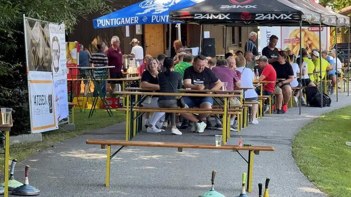 17 hoch motivierte Viererteams traten beim 3.Gillersdorfer Straßenturnier an.