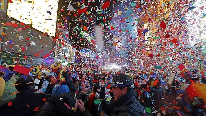 Mit großem Jubel, Konfettiregen und ausgelassenem Gesang haben rund eine Million Menschen das neue Jahr auf dem New Yorker Times Square begrüßt.