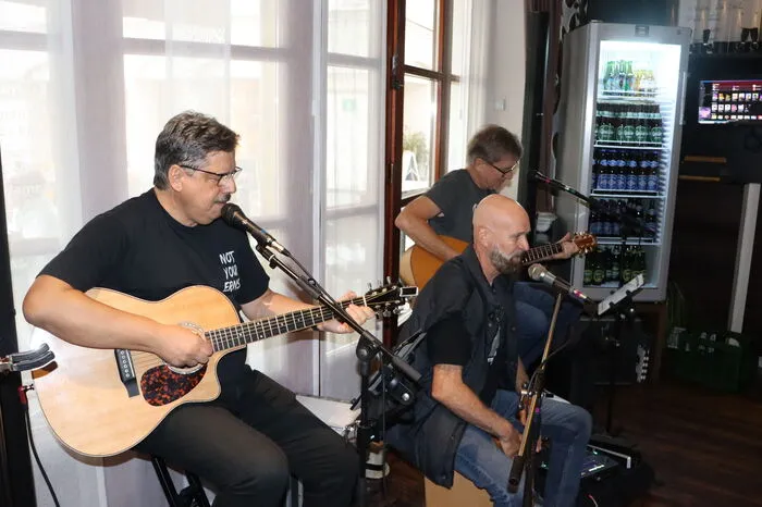 "Heinz-Werner Hackl, ein Mitglied dieser Band, war unser treuester Samstag-Vormittags-Musiker-Gast. Deswegen war für uns klar, dass er mit seiner Gruppe die Mission Weberhaus beschließen darf", schreibt Hofer auf Facebook.