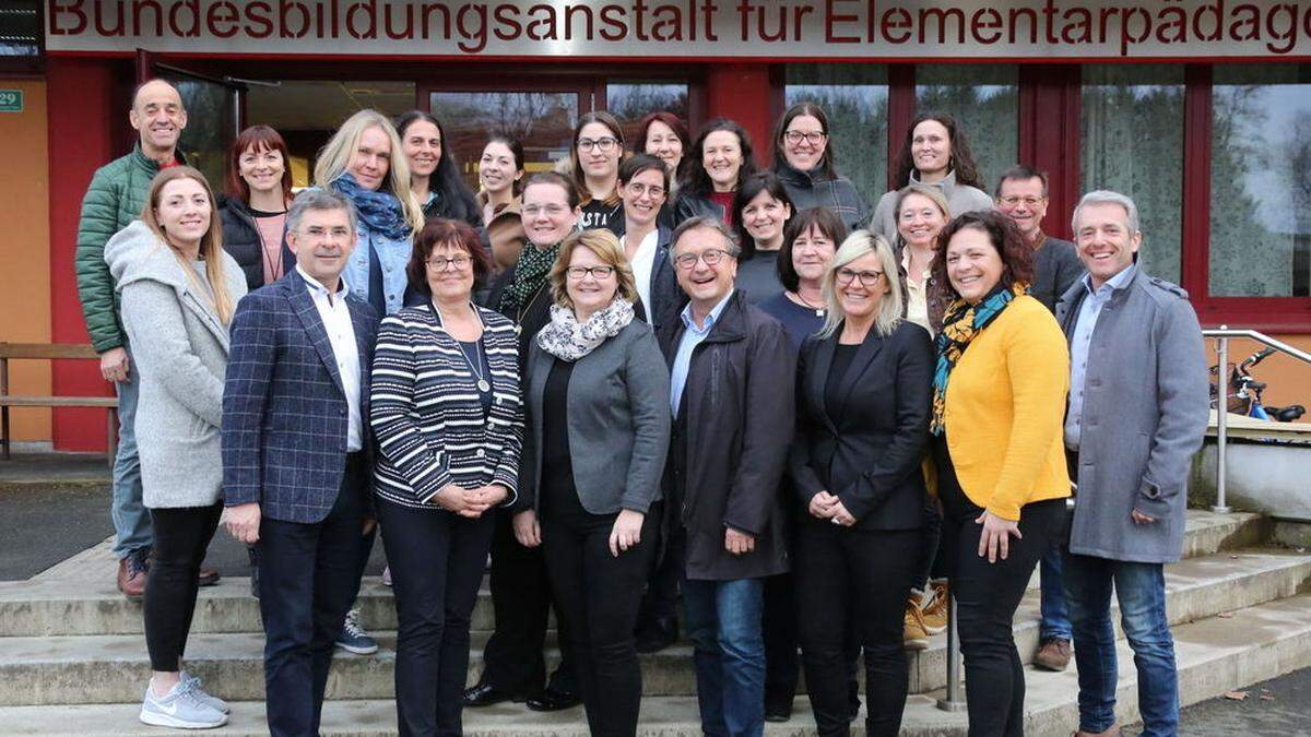 Das Team der Bafep Mureck um Direktion Karin Puntigam mit Gästen des Kindergartengipfels.