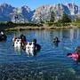 Mehrere Taucher in einem Bergsee