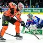 VILLACH,AUSTRIA,30.DEC.25 - ICE HOCKEY - ICE Hockey League, Villacher SV vs Graz 99ers. Image shows Lukas Haudum (99ers) and Rene Swette (VSV).  
Photo: GEPA pictures/ Matthias Trinkl