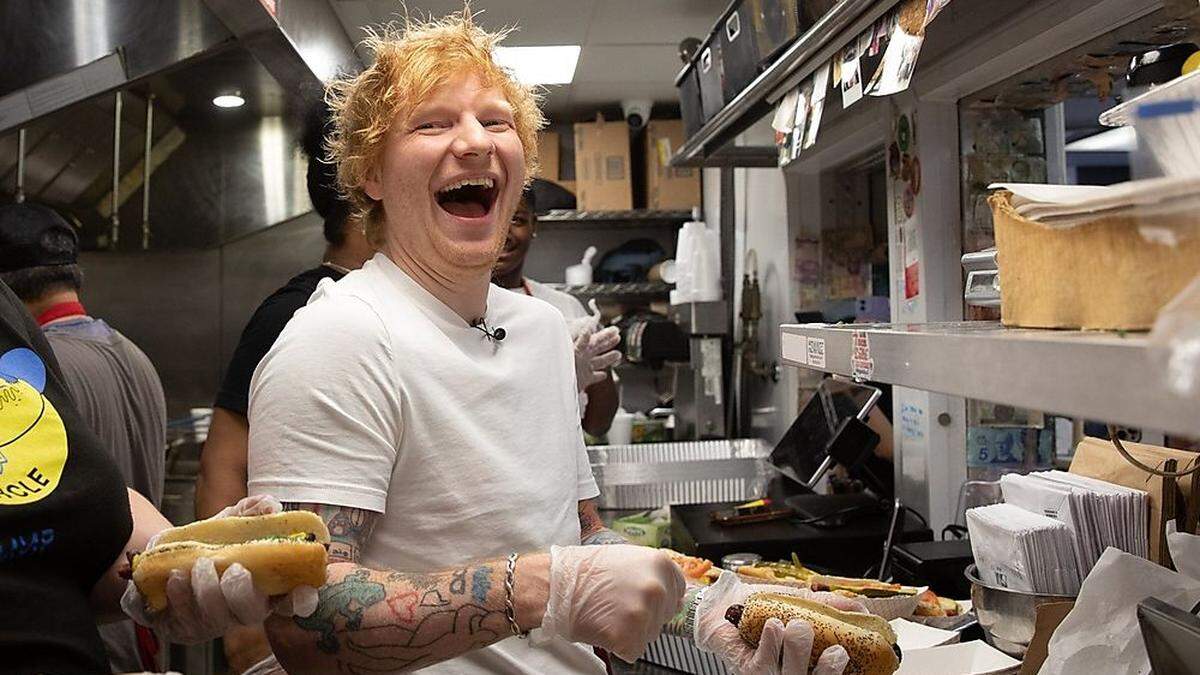 Ed Sheeran übt sich als Kellner