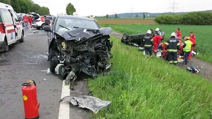Die Einsatzkräfte waren an der Unfallstelle massiv gefordert