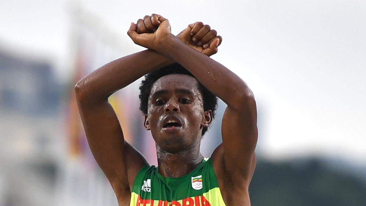 Die Geste, die Feyisa Lilesa Ärger einbringen wird