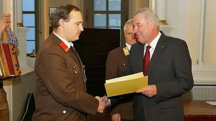 LH Schützenhöfer überreichte Stefan Mayr die Urkunde