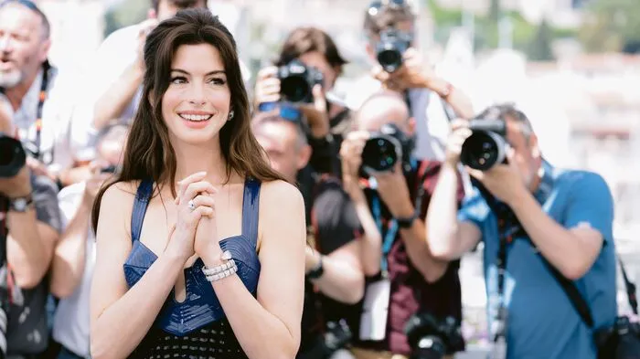 Anne Hathaway bewegte dabei mit einem emotionalen Auftritt und sprach über ihre kürzlich verstorbene Stiefmutter