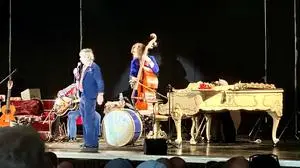 Helge Schneider mit Barockflügel und coolen Rhythmen