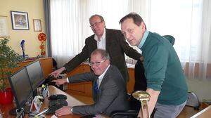 Bernd Osprian beim Probesitzen an seinem künftigen Schreibtisch in Voitsberg mit Ernst Meixner und Vize Kurt Christof