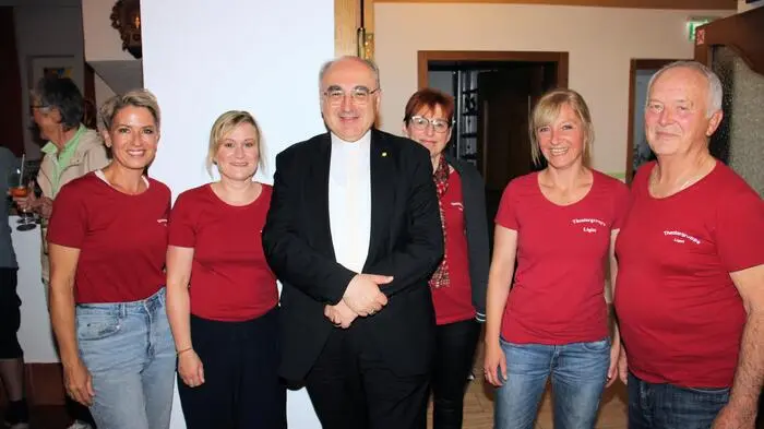 Hohen Besuch hatten die Mitglieder der Theatergruppe Ligist am letzten Abend ihres diesjährigen Stückes „Brautschau im Irrenhaus“ im Saal des Gasthauses Gangl.