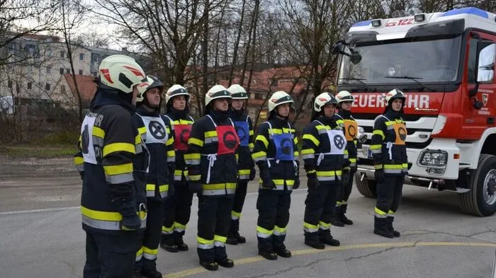Unter den strengen Augen des Bewerterteams stellten sich drei Gruppen in den Stufen Bronze, Silber und Gold der Prüfung.