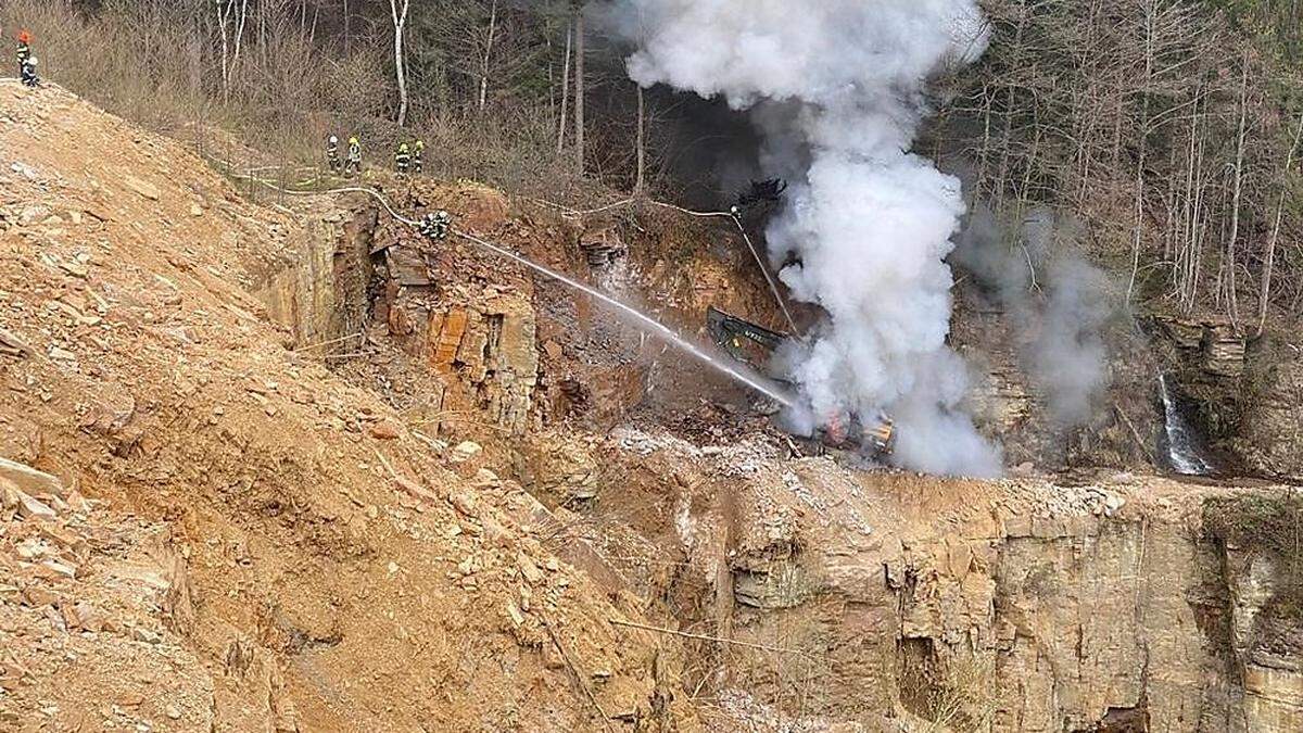 Unter großer Kraftanstrengung konnte die Ausbreitung des Feuers auf den nahegelegenen Wald verhindert werden