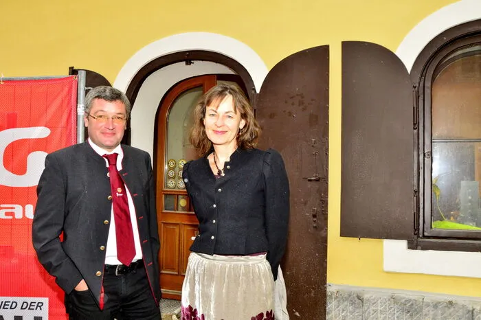 Im Jänner soll hier in der Anna-Neumann-Straße die „Bierapotheke“ der Brauerei Murau eröffnen. Im Bild: Josef Rieberer, Chef der Brauerei, und Hauseigentümerin Karin Reinprecht.