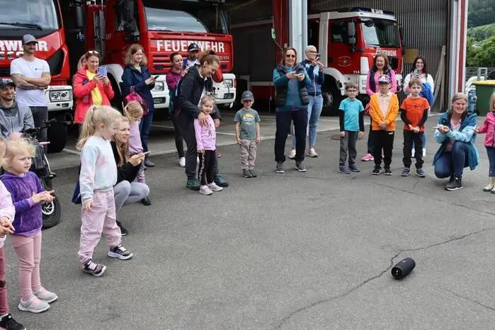 Bei dem Rundgang im Rüsthaus wurden die Kinder von der Feuerwehr-Drohne begrüßt.
