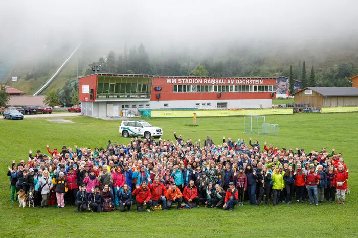 Die Fanwanderer trotzten dem leichten Nieselregen mit wettertauglicher Ausrüstung und guter Laune.