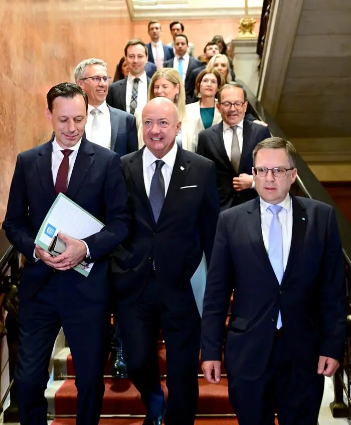Ernst Gödl (l.) mit Kanzler Christian Stocker und dem scheidenden ÖVP-Klubobmann August Wöginger vor Beginn der ÖVP-Klubsitzung